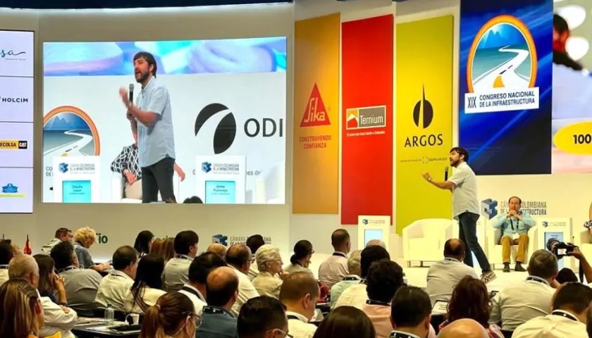 El Alcalde Jaime Pumarejo participando en el evento.