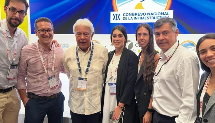El exjefe del Gobierno Español Felipe González con asistentes al foro de infraestructura.