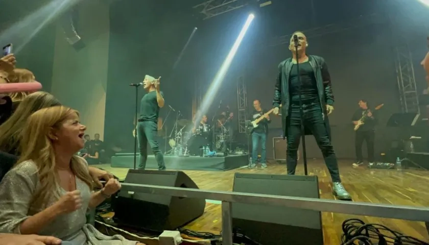 La gobernadora Elsa Noguera emocionada con los artistas del Grupo Menudo.