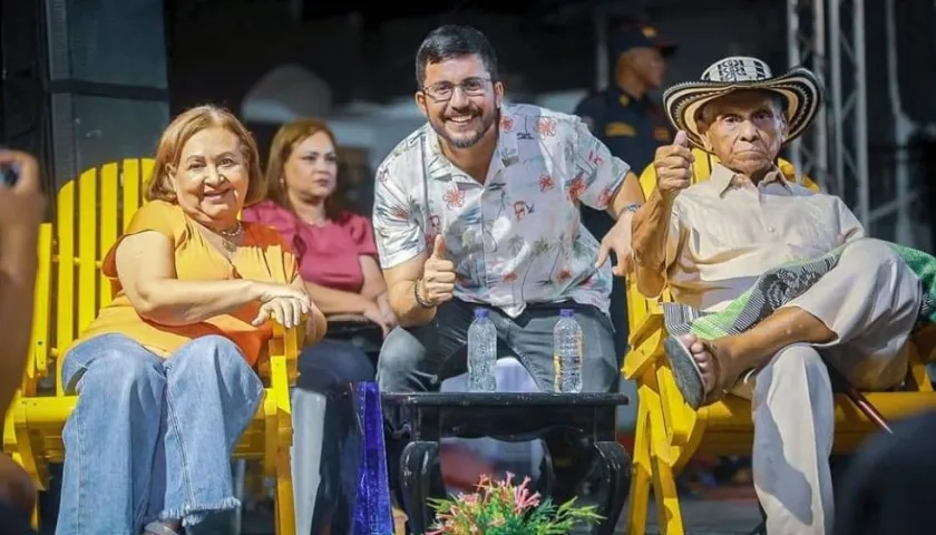 El maestro Adolfo Pacheco y su esposa Lady junto al director de Icultur, Iván Sanes.