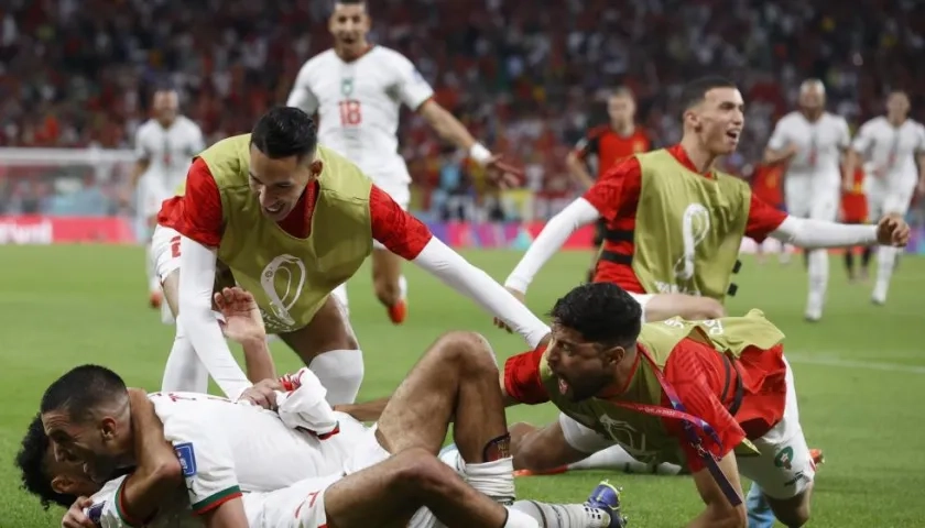 Zakaria Aboukhlal de Marruecos celebra con sus compañeros.