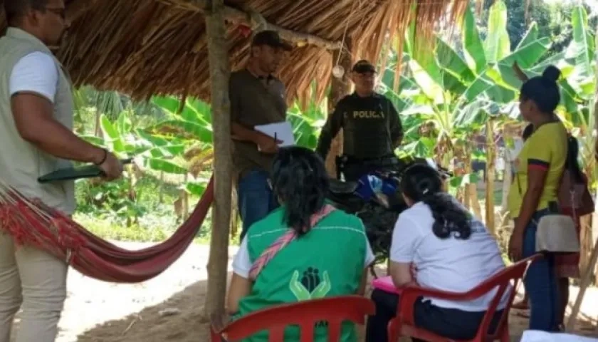 Funcionarios del ICBF en la vivienda de la abuela de la menor en Tierralta.