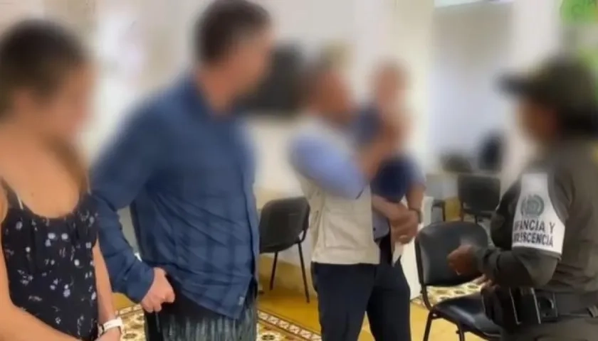 La pareja de extranjerios ante la Policía de Infancia y Adolescencia de Cartagena.