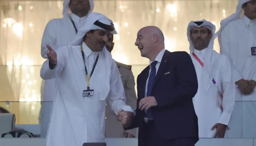 El emir de Catar en la inauguración del Mundial de Catar con Gianni Infantino.