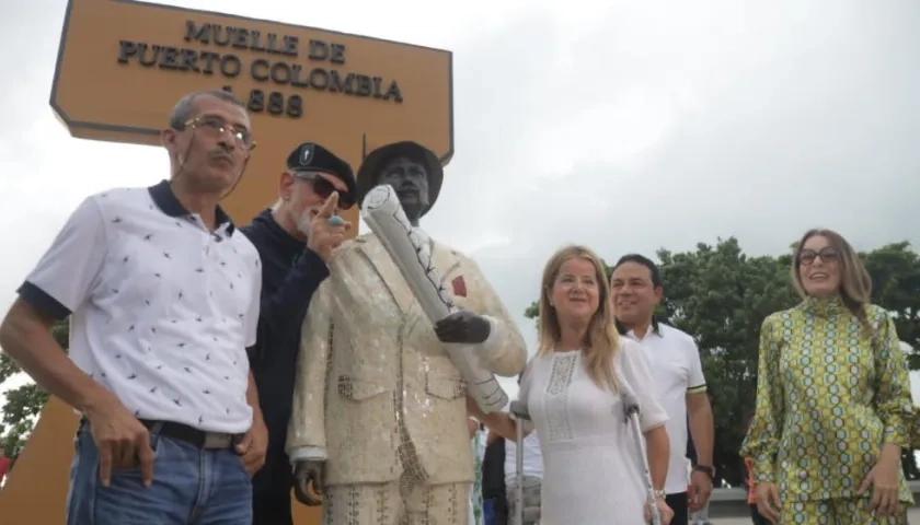El acto de entrega de la escultura.