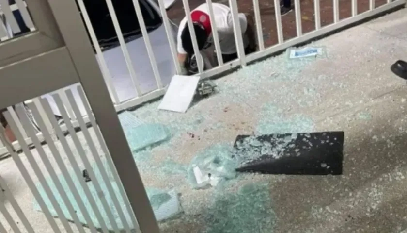 Parte de la puerta de vidrio destruida por el ladrón.