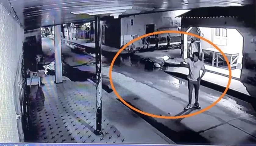 Rafael Vergara, concejal de Sitionuevo disparando contra la casa del alcalde de esa población, José Alcides Manga..jpeg