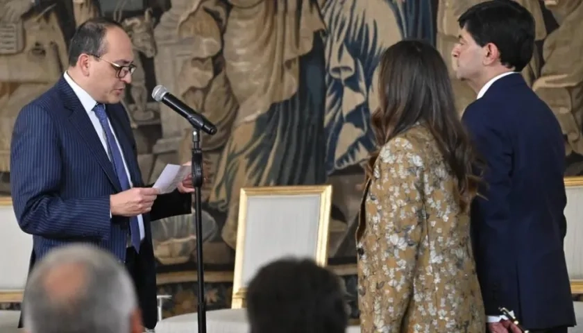 El Secretario de la Presidencia, Vladimir Fernández, toma posesión a un magistrado.