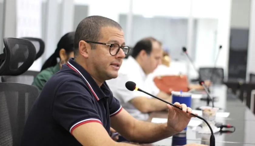 El Secretario General de la Gobernación, Raúl Lacouture, exponiendo las iniciativas.