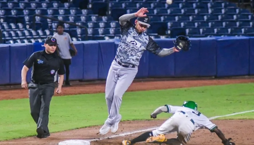 Mauricio Ramos, tercera base y cuarto bate de Caimanes.