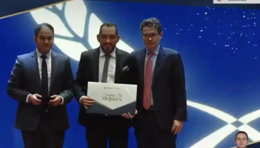 El rector Danilo Hernández sostiene la distinción otorgada a la Uniatlántico de manos del ministro de Educación, Alejandro Gaviria.