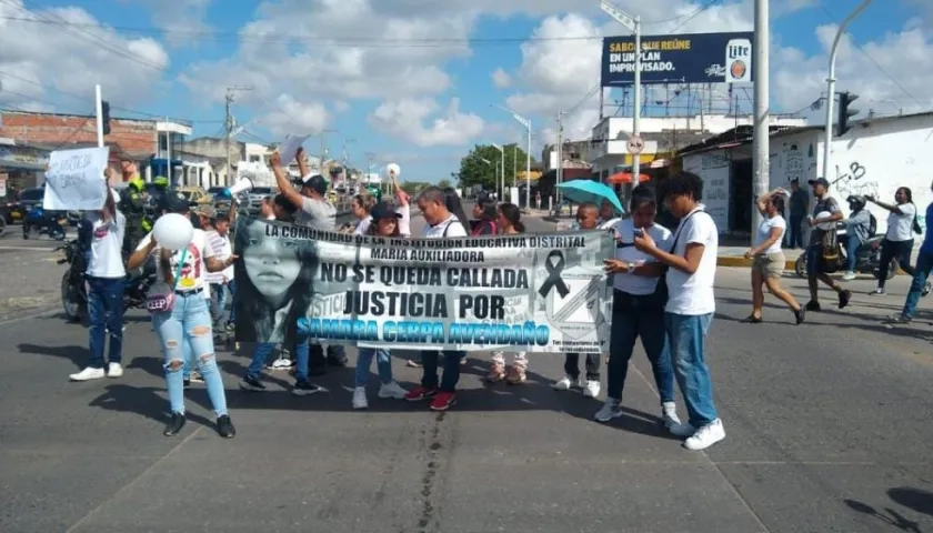 Plantón de familiares y allegados a Samara Cerpa.