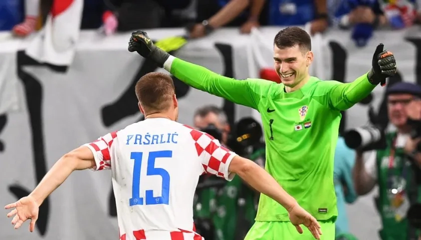 Mario Pasalic celebra con el portero Dominik Livakovic la clasficación de Croacia.
