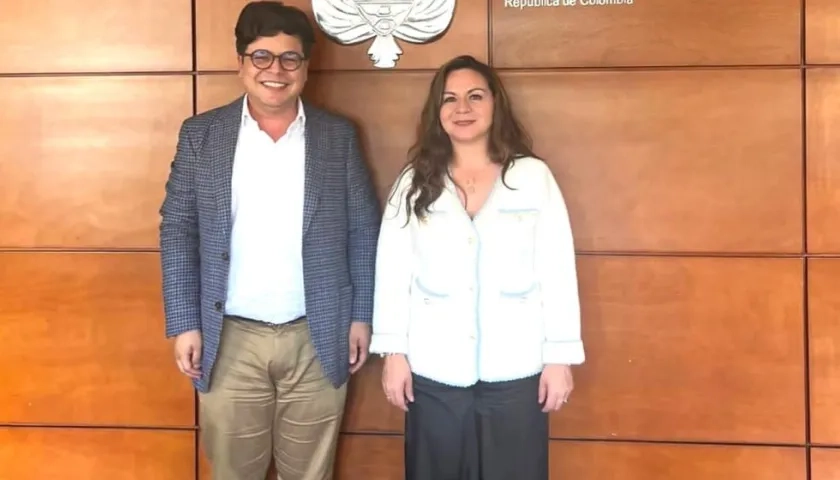 El Gerente (e) Alfonso De la Cruz y la Ministra Sandra Milena Urrutia.