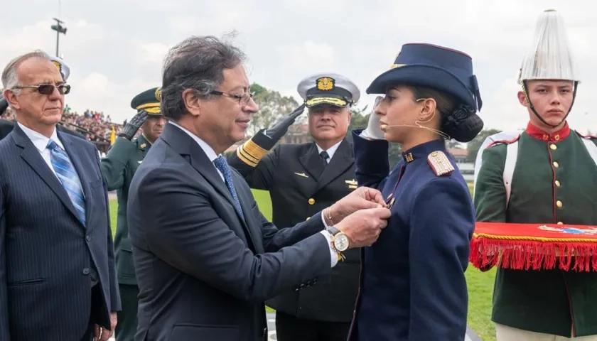 Presidente Petro en la ceremonia de graduación.