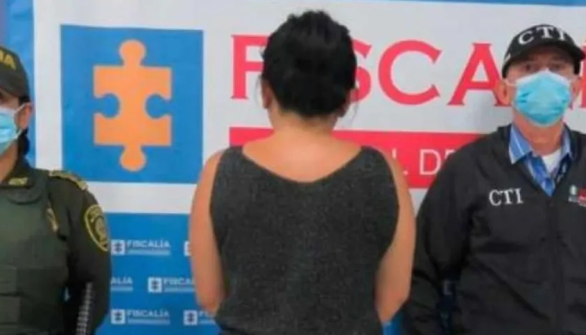 Mujer capturada por le muerte del azulejo.