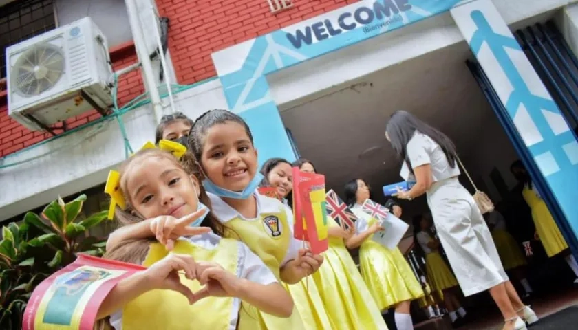 La foto que compartió Shakira en las redes sociales con estudiantes del Colegio Sofía Camargo de Lleras.