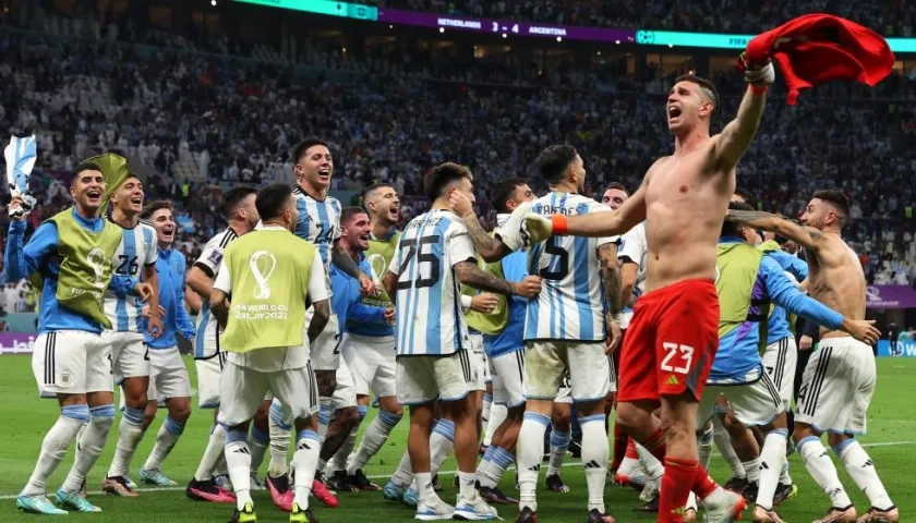 Emiliano Martínez celebra la clasificación argentina a semifinales.