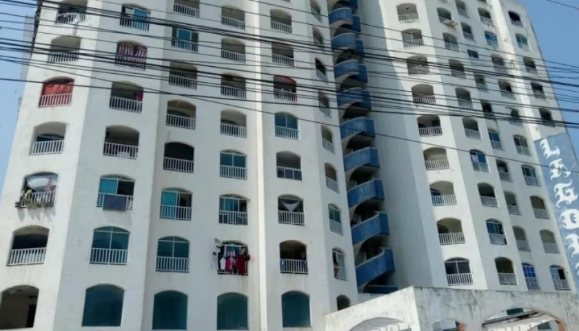 De esta edificación cayó la mujer fallecida el jueves.