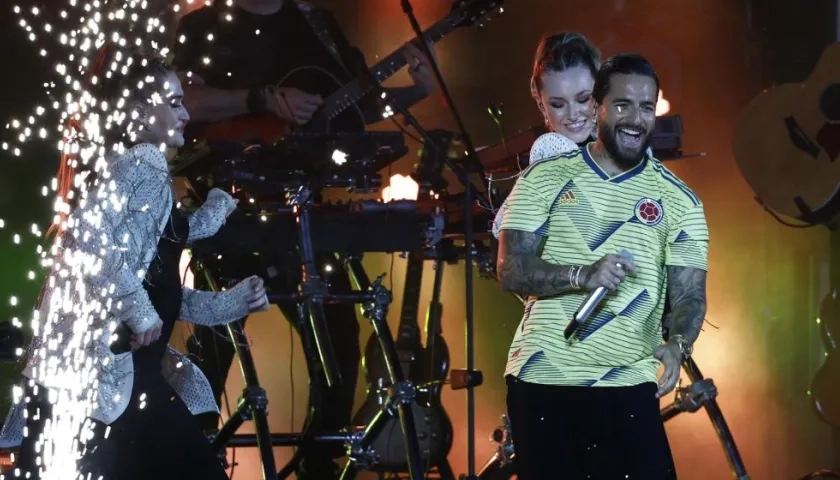 El cantante colombiano Maluma colaboró en el tema Tukoh Taka.