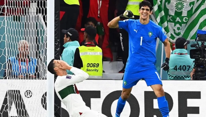 Cristiano Ronaldo de Portugal y el portero de Marruecos Yassine Bounou al final del partido