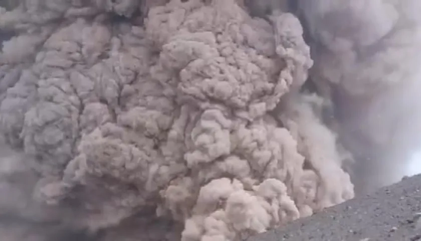 El momento de la erupción captada a pocos metros del volcán Láscar,