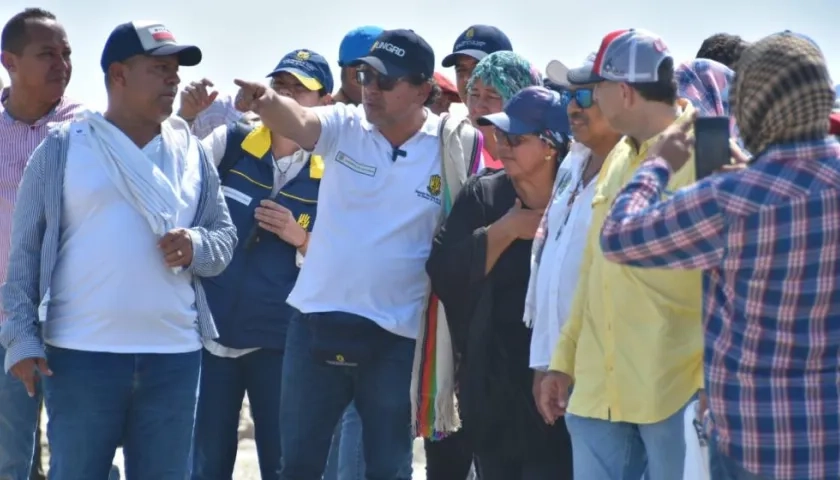 El director de la UNGRD, Javier Pava, en la zona de La Mojana.