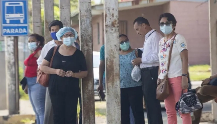 Los usuarios de transporte público están obligados a usar el tapabocas.
