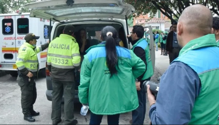 Funcionarios de Bienestar Familiar y de Policía de Infancia y Adolescencia en uno de los procedimientos.