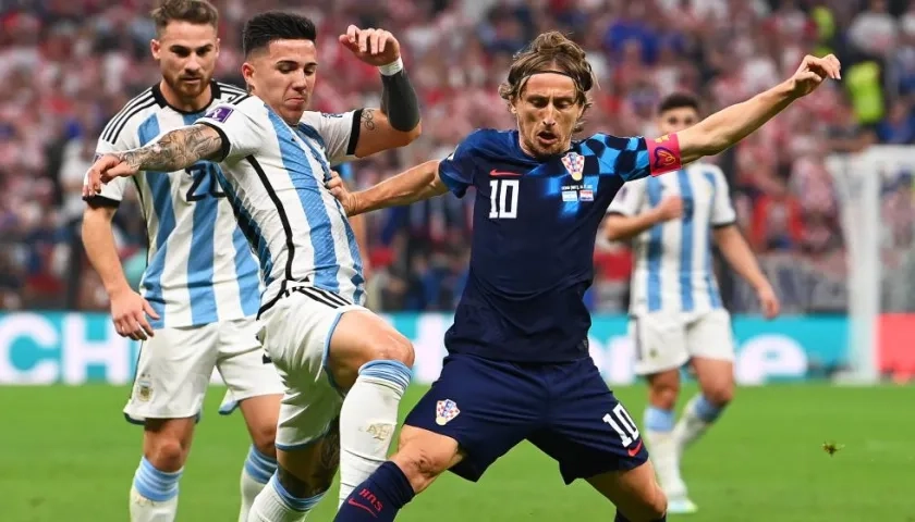 Luka Modric intenta superar la marca de Enzo Fernández. 