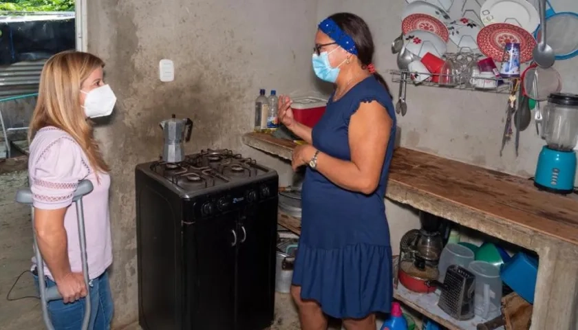 La gobernadora Elsa Noguera habla con una de las nuevas usuarias.