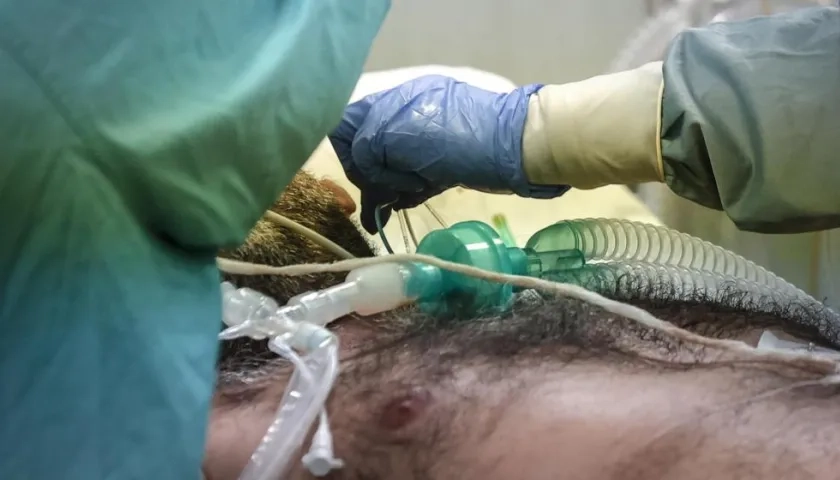 En la imagen de archivo, un paciente es tratado en la Unidad de Cuidados Intensivos del Policlínico di Tor Vergata en Roma, Italia