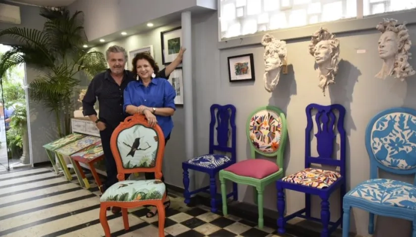 Joaquín Botero y Carla Celia, de J&C Gallery, con algunas de las piezas del show room 'Arte con sentido'.