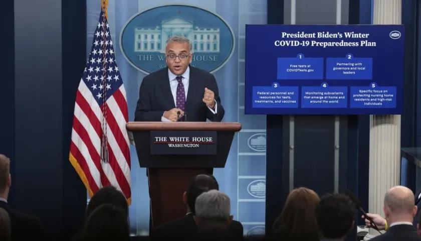 El coordinador de respuesta a la pandemia del Gobierno de EE.UU., Ashish Jha, habla durante una rueda de prensa en la Casa Blanca este jueves.