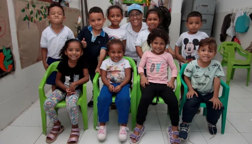 Aracelly Tejada, madre comunitario del barrio La Chinita, con algunos de los niños que atiende.