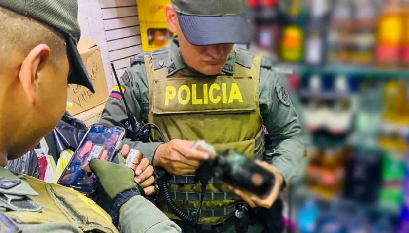 Policía en control de licor vendido en el comercio