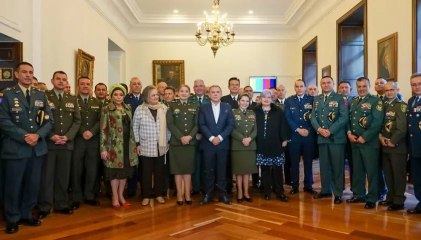 Ascensos de Ejército y Policía.