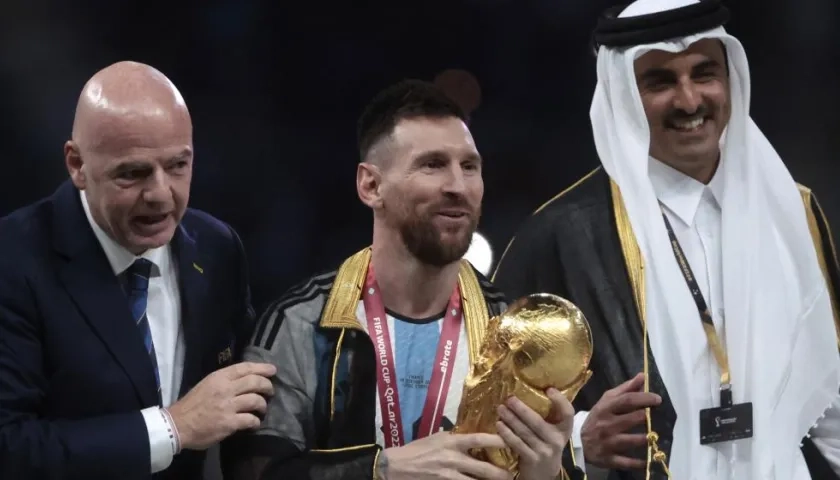 Lionel Messi con el bisht y la Copa Mundial de la Fifa.