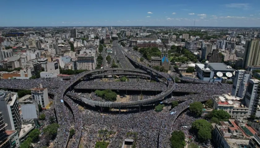 La gente se volcó a las calles para aclamar a sus héroes.