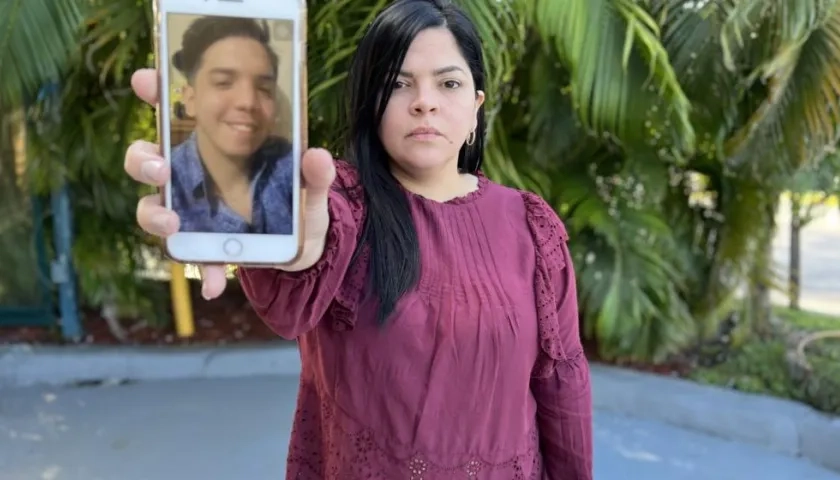 La inmigrante venezolana Carolina Esparza muestra una foto de su hijo Ricardo Villasmil, de 22 años.