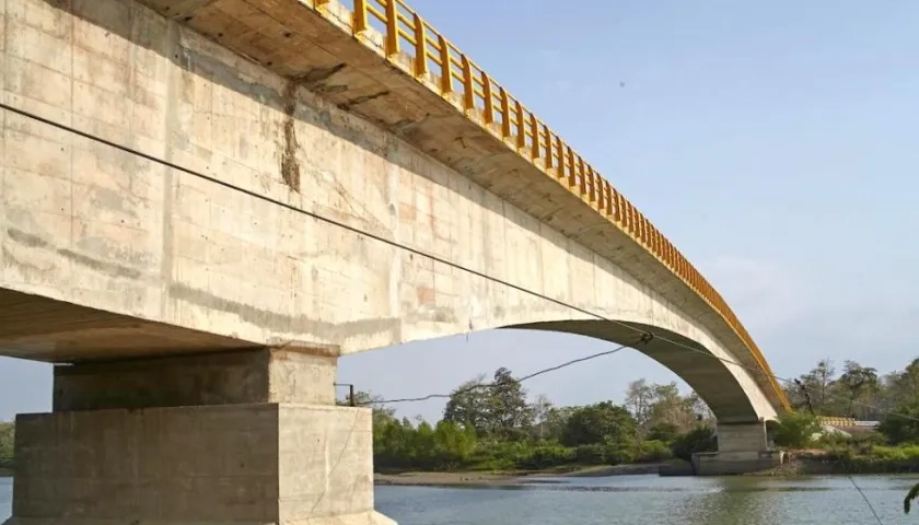 El puente Valencia sobre el Río Sinú.