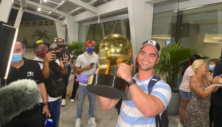 Los Caimanes a su llegada al aeropuerto de Barranquilla. 