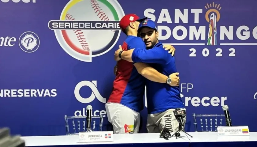 Luis Urueta felicita a José Mosquera.