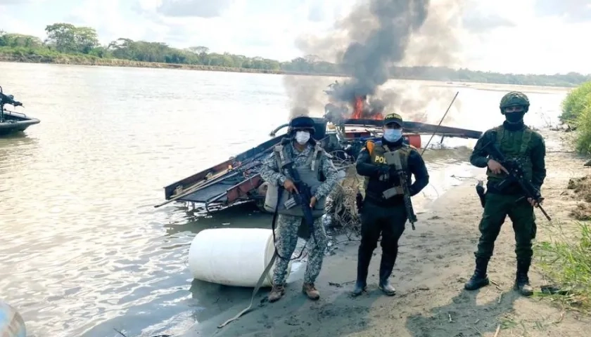 Destrucción de una de las dragas.