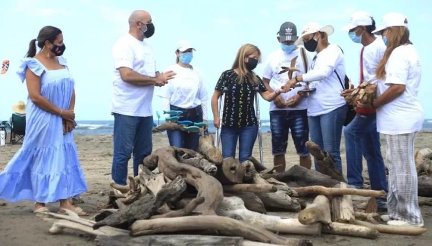 La Gobernadora Elsa Noguera promoviendo la utilización de la 'madera náufraga'.