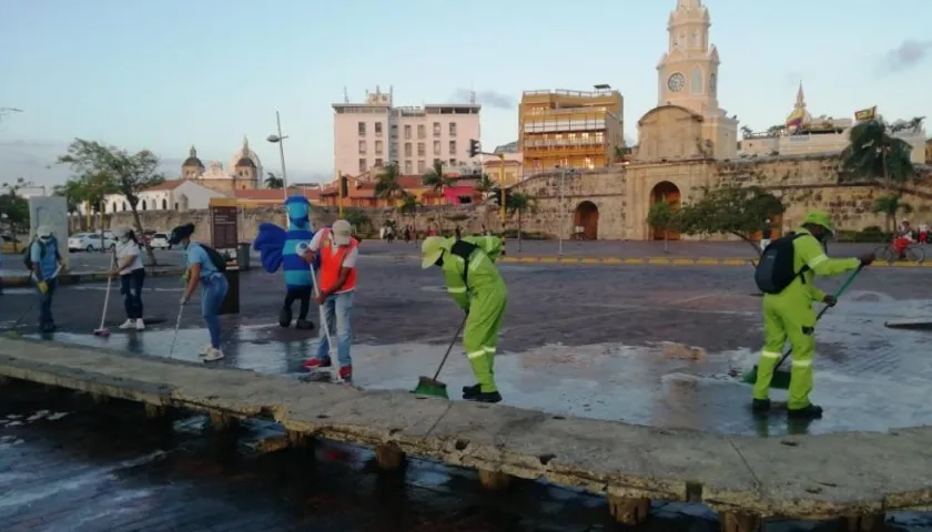 Operarios de Pacaribe en sitios turísticos de Cartagena.