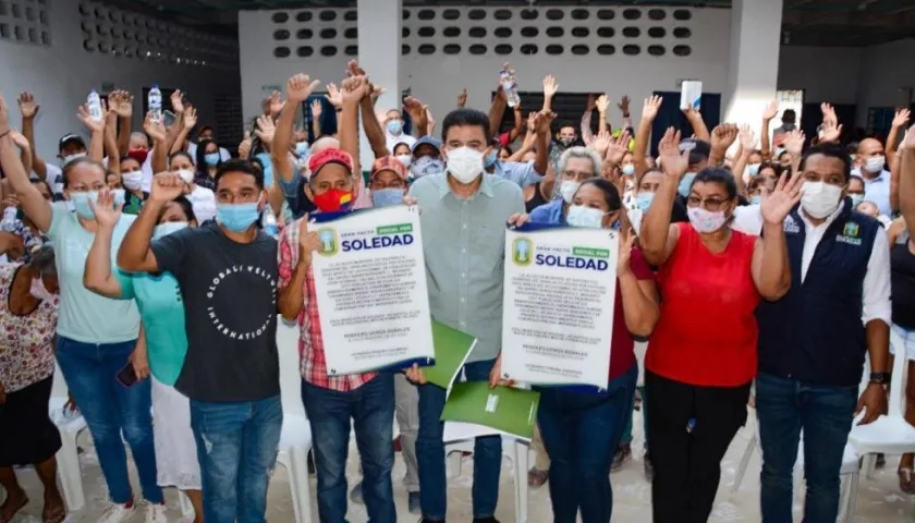 Alcalde Rodolfo Ucrós con habitantes de los mencionados barrios. 