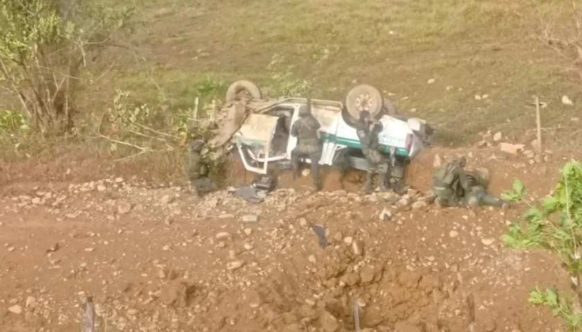 Estado en que quedó la patrulla de la Policía, tras el atentado.