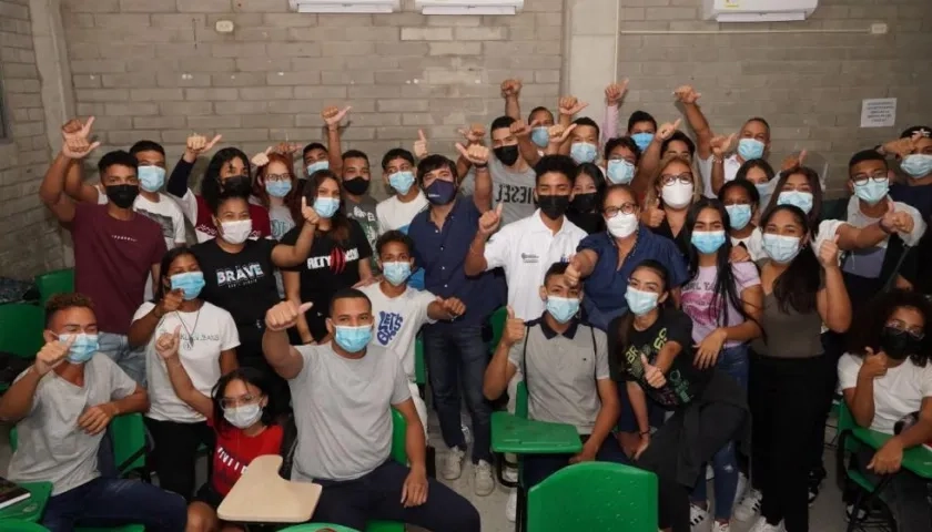 Alcalde Jaime Pumarejo con los estudiantes de Universidad a tu barrio en Nueva Granada.