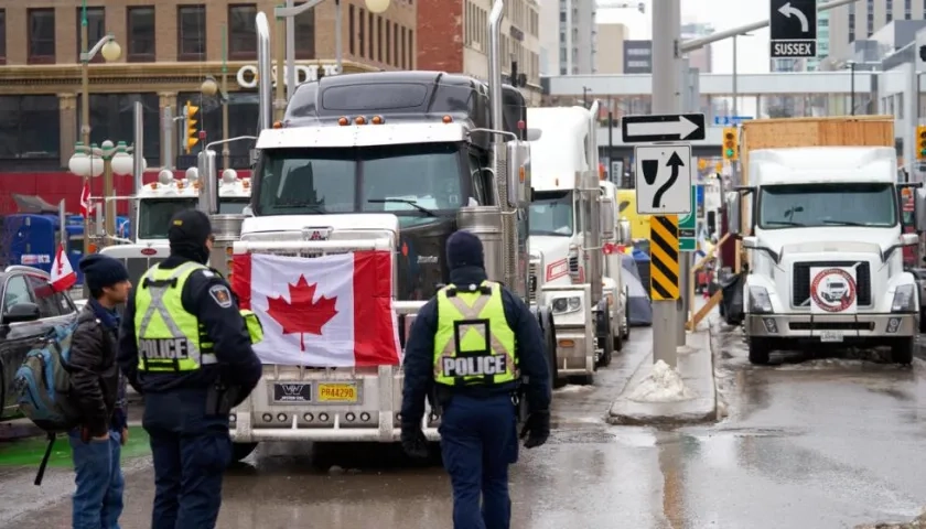 La Policía también estaba intentando evitar que otra protesta de camioneros bloquee el puente internacional Peace.